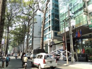 bán căn khách sạn 10 tầng mặt phố giảng võ, đối diện vin giảng võ , giá 85 tỷ.