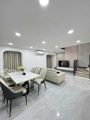 cần bán nhanh căn hộ sky garden, nhà đẹp, mới 100%.lh: em hằng