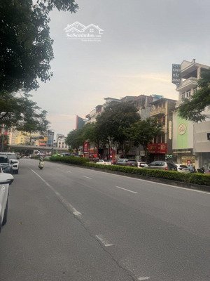 siêu hót nhà mới gia thụy 61m phố nguyễn văn cừ.