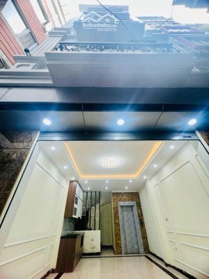 trung tâm cầu giấy 45m2. 6 tầng. lô góc. nhà mới đẹp. thiết kế hiện đại. nội thất sịn xò nhỉnh 10ty