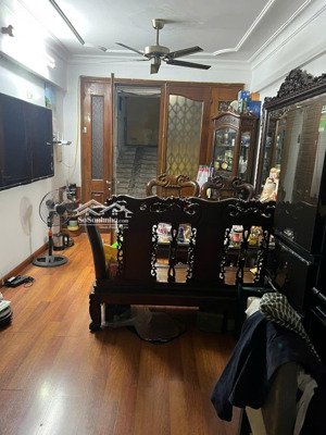 cho thuê căn hộ tập thể hai bà trưng, tràng tiền, hoàn kiếm. cạnh hồ gươm. giá: 10 tr/tháng