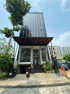 tòa nhà đáng mua nhất mặt tiền tạ hiện - dt : 10 x 20m- kc : 1 hầm 7 tầng- hđt : 250 tr- giá 108 tỷ