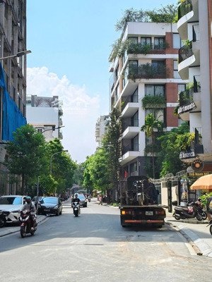 chính chủ bán biệt thự mặt phố tô ngọc vân, quảng an , tây hồ lh . miễn trung gian.