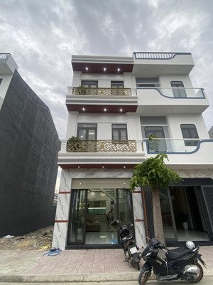 nhà 3 tầng tặng đầy đủ nội thất trong nhà ở ngay ngã tư bình chuẩn