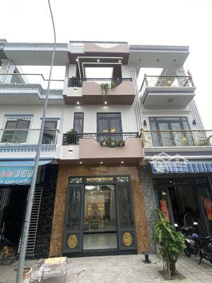 nhà 3 tầng đã hoàn công, nội thất cao cấp trong nhà