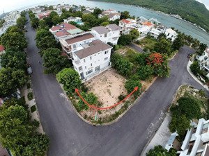 lô góc kdt biển an viên nha trang 274,5m2
đường rộng 21,25m giá 90triệu/m2 hướng đông bắc