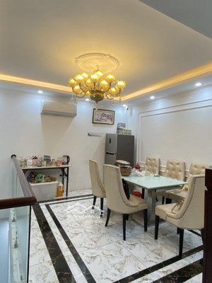 bán nhà trung tâm thạch bàn, diện tích 35.0m2 6.25tỷ, ô tô lùi gần cửa