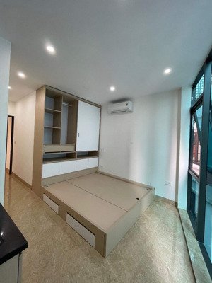 studio 47 văn cao 5tr,cửa sổ full kính to, ô tô đỗ cửa. chính chủ). 15/8 trống.