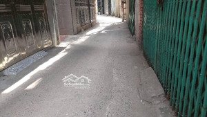 mặt ngõ thông - kinh doanh - nhiều tiện ích - đi bộ ra hồ đền lừ - chủ cần bán gấp.