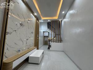 Cần bán gấp siêu phẩm Cầu Giấy 35m2, 5T, ô tô tránh cách 10m, gần chợ, giá tốt