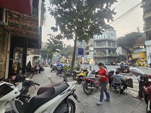 cc cần bán nhà 6 tầng thang máy tại phố huế, nguyễn du, hai bà trưng. dt 74m. mt vip 8m3. ô tô