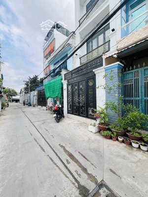 5 tỷ 700 thương lượng. bán nhà mới 4 tầng, đường 6 mét thông, diện tích : ngan 4 mét - dài 16 mét.