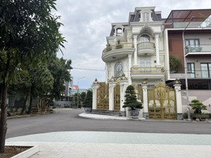 lô đất đẹp 2 mặt tiền, 180m2, hướng bắc và tây, đang cho thuê ổn định