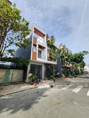 bán nhà cực đẹp vincom dĩ an. 5.5 tỉ mới xây xong. khu víp. hiếm nhà bán. 4x18. lh 