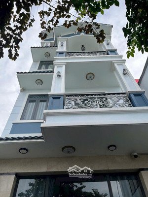 chính chủ bán căn nhà 3 tầng diện tích 100m2 nằm gần chợ bình chánh, giá 2ty5, sổ riêng