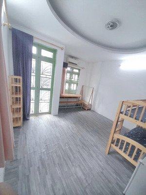 phòng trọ sinh viên có ban công thông thoáng, đầy đủ nội thất