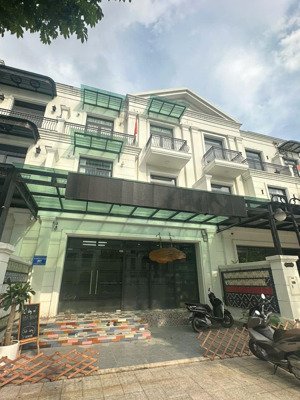 cho thuê căn biệt thự liền kề 100m2, full đồ, view công viên 15 triệu/th bao phí, vinhomes gia lâm