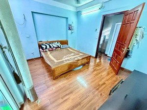 bán nhà cầu giấy yên hoà 33m, 6t, mt 4.2m, giá 8.4 tỷ,xung quanh tiện ích,vài chục m ra ô tô