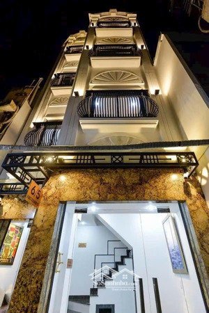 bán nhà quận 1(sổ vuông và nhà đẹp sang trọng)