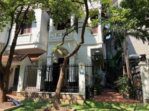 cho thuê biệt thự võ chí công diện tích 150m 5 tầng có hầm mặt tiền 9m, 3 ô tô tránh đỗ. giá 75t