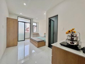 mới xây - phòng ban công lớn ngay đh văn hiến