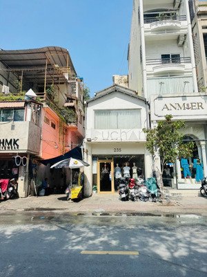 hot hot hot ! cần bán căn góc tại đường nguyễn trãi , đối diện lancaster..