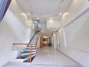 nhà 1 trệt 2 lầu sân thượng ngay võ văn ngân. cách vincom 200m. đường xe hơi tận nơi.