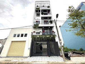 nhà vip view đẹp. dt 81m2 5,5x15n giá 6,45 tỷ tl điện âm nước máy view sông cực trong lành