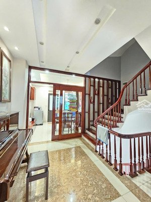 bán nhà tại mỗ lao hà đông, căn góc 61m2, mt 5m, 5 tầng, nội thất đẹp, vị trí kd. sổ đỏ. giá 19.5t