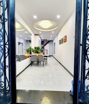 bán nhà hàng chuối - nội thất đầy đủ - nhà đẹp ở luôn ngõ thông ô tô đỗ gần.