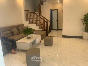 còn 1 căn nhà duy nhất đẹp thang máy giá tốt nhất khu vực oto dừng đỗ cổng nhà đêm oto nùi tận cửa