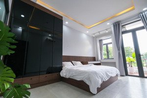 chính chủ cho thuê chdv 60m2 mt hai bà trưng, quận 1, view công viên lê văn tám, giá 12.5 triệu/th