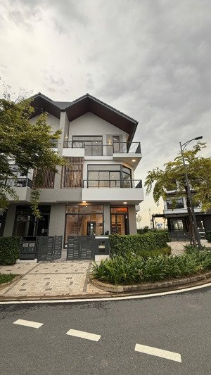 cho thuê căn góc biệt thự song lập id junction thị trấn long thành