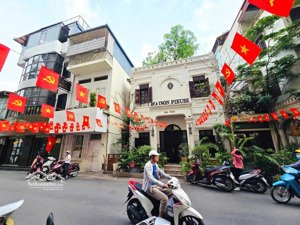 cho thuê nhà mặt phố hạ hồi, dt 180m x 4 tầng , mt 15m, vỉa hè rộng đẹp giá 300 triệu