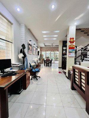 giảm 3 tỷ nhà làng việt kiều châu âu 4 tầng 153m² view công viên dòng tiền 60tr/tháng