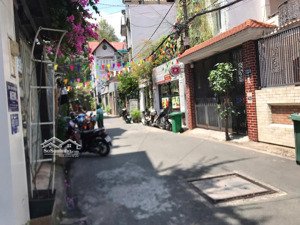 chính chủ cho thuê phòng lầu 2 rộng 20m2 full nội thất- trần bình trọng q10 có ban công giá 4 triệu