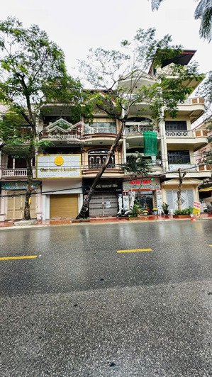 nhà nhiều tầng đẹp thang máy 4mặt thoáng vỉa hè rộng dt 180m2 mđ văn cao hải phòng. lh 