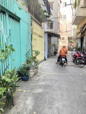 nhà trung tâm q10 , 31m2 , thuận lợi di chuyển xung quanh vô vàn tiện ích chỉ 5 tỷ