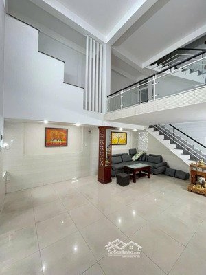 nhà 3 tầng trưng nữ vương mặt đường chính