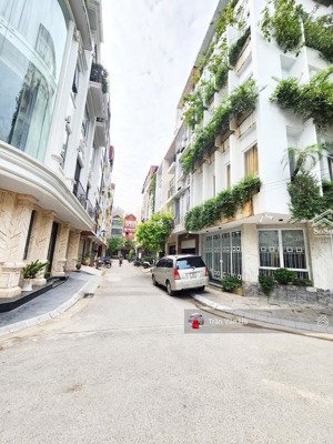 ba mặt thoáng- lô góc kinh doanh vỉa hè ô tô tránh dt:132m trung tâm kđt văn quán giá hơn 200tr/m