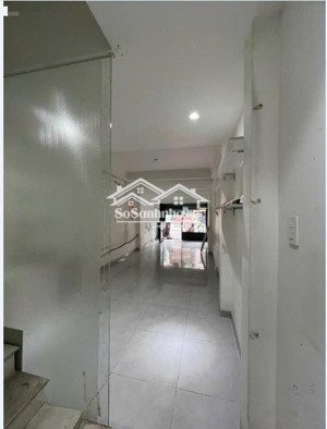 mặt tiền nhật tảo, p5, quận 10. dt: 3.5x12m, 3 lầu, 4wc. giá 20 triệu/th