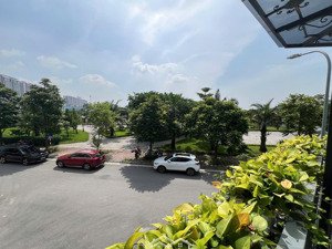 cho thuê tòa nhà mới tđc ngọc thụy, lô góc 03 mặt thoáng 07 tầng thang máy, 800m2 sàn, view mặt hồ.