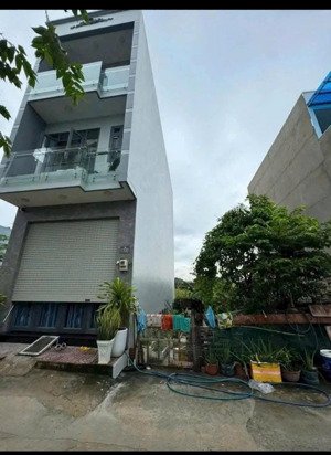 kẹt tiền bán lại căn nhà 3 tầng 90m2 kế bên bhx chợ bình chánh.