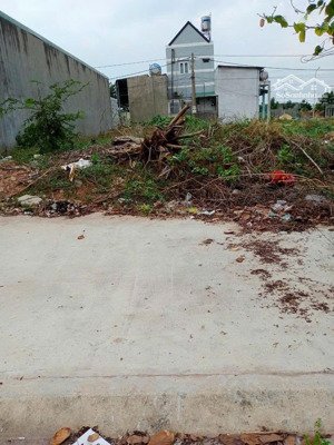 bán gấp lô đất dt 150m2/980tr, sổ hông riêng, cách mặt tiền dt 742 chỉ 5p di chuyển, full thổ cư