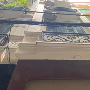 hơn 7tỷ nhà đồng me - mễ trì- thoáng trước sau - full nội thất.