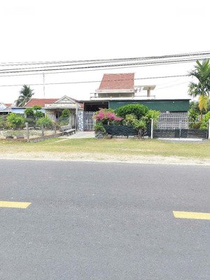 chuyên đất biển dốc lết. căn biệt thự vườn một lầu. ngay trục đường chính lê hồng phong