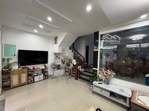 bán nhà gần biển nha trang mặt tiền đường hẻm ngô đến , căn nhà góc 2 mặt tiền tặng đầy đủ nội thất