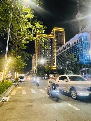 chính chủ bán đất-200m2 ngang 10m- mặt tiền trần hưng đạo -vị trí vàng bên bờ sông hàn-giá rẽ nhất