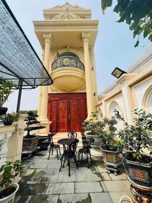 cần bán nhà 1 trệt 3 lầu kiểu tân cổ điển, gần aeon mall tp mới bình dương; tặng nội thất; vay bank