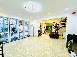 hot ! biệt thự sân vườn . 3 bước ra hồ tây . nhà đẹp vị trí đẹp hơn nhà !!!
